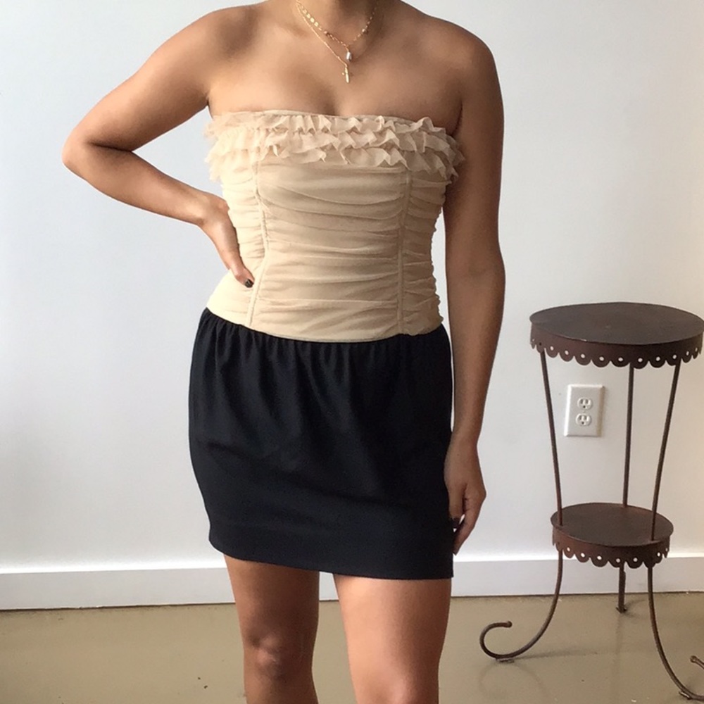 Cute strapless dress.
